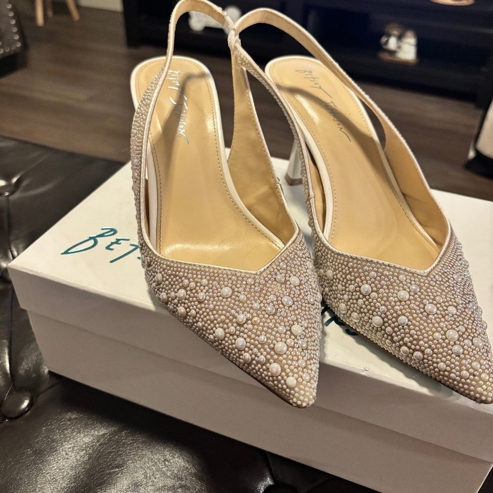 Betsey Johnson Clark pump